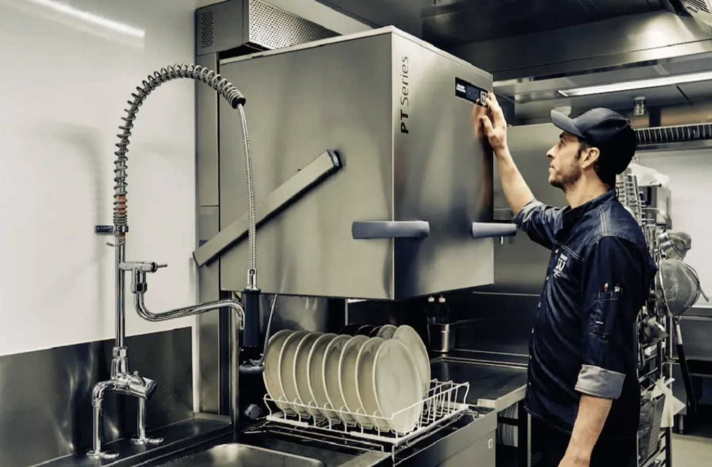 ¿Es obligatorio tener lavavajillas en un bar?