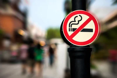 ¿Se puede fumar en las terrazas? Descubre qué dice la ley