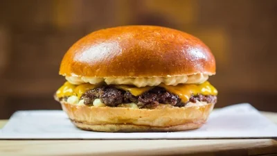 ¿Qué es una Smash Burger? ¿Cómo se hace?