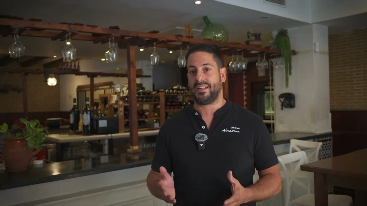 Benjamín en el interior de Taberna Almazara