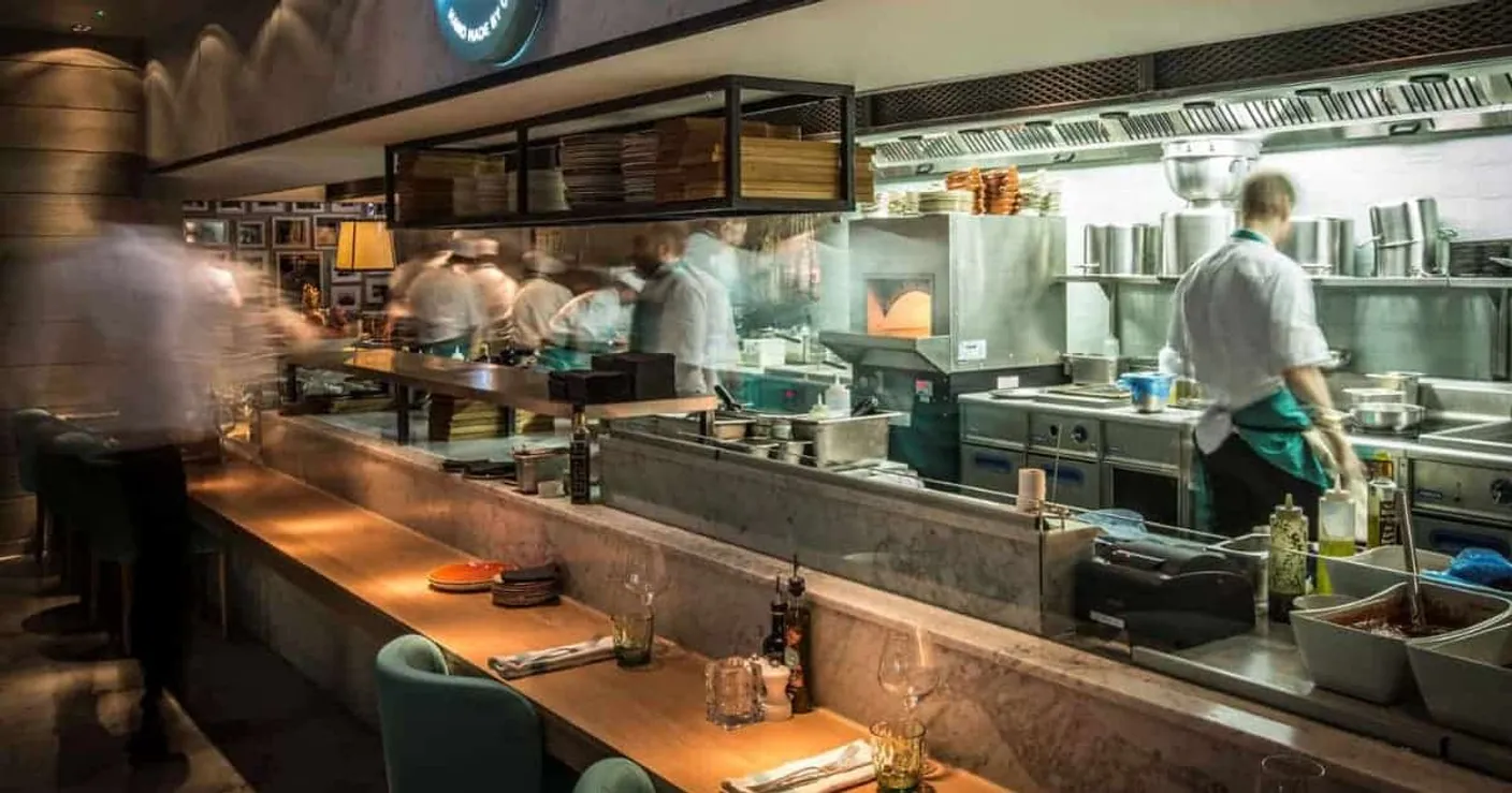 Cocina abierta en restaurante: Ventajas y desafíos