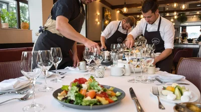 How to set a restaurant table: complete guide with pictures