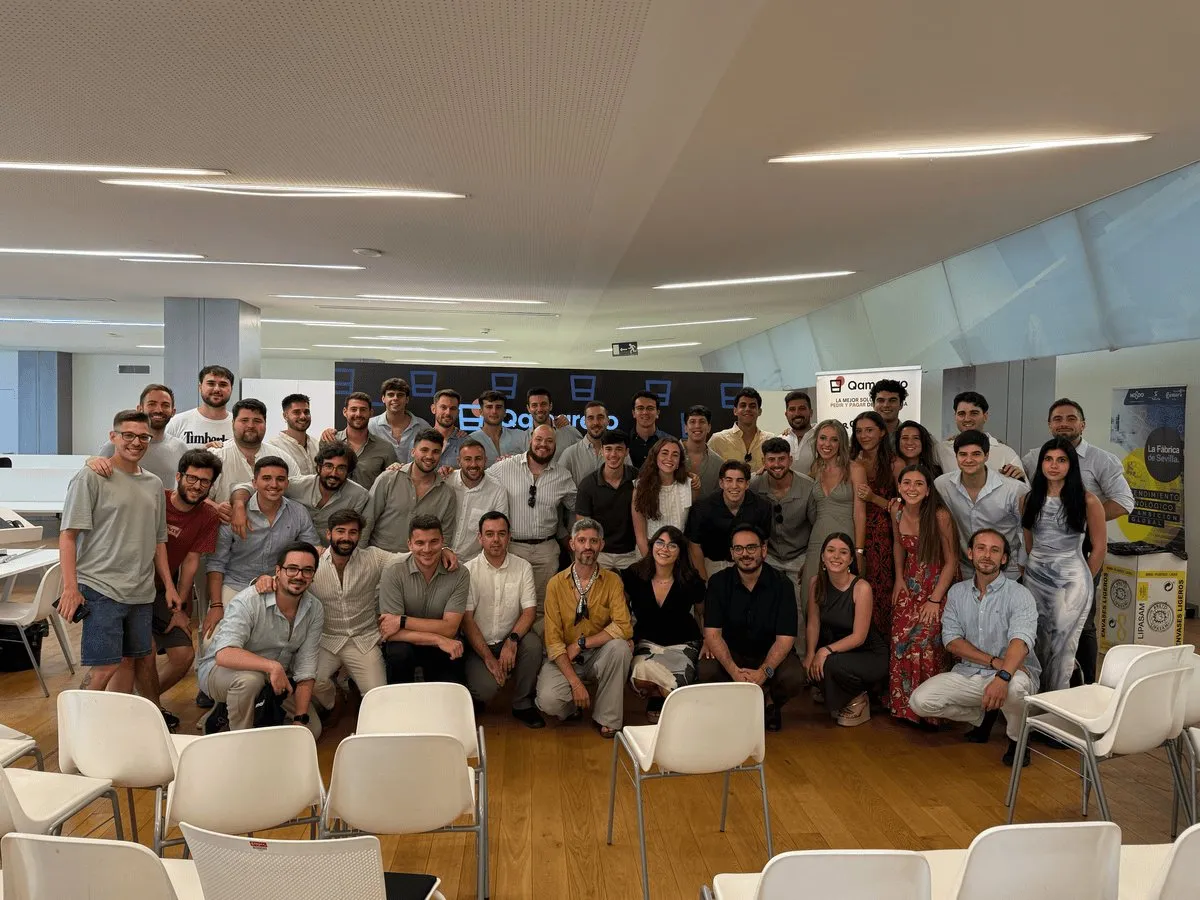 Fotografía de grupo junto al logotipo de Qamarero