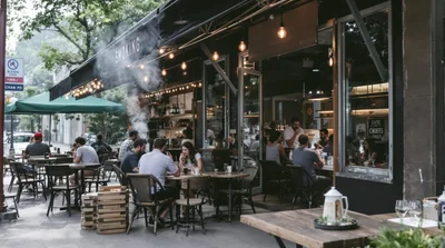 Si può fumare nei ristoranti all'aperto? Regole e sanzioni 2025