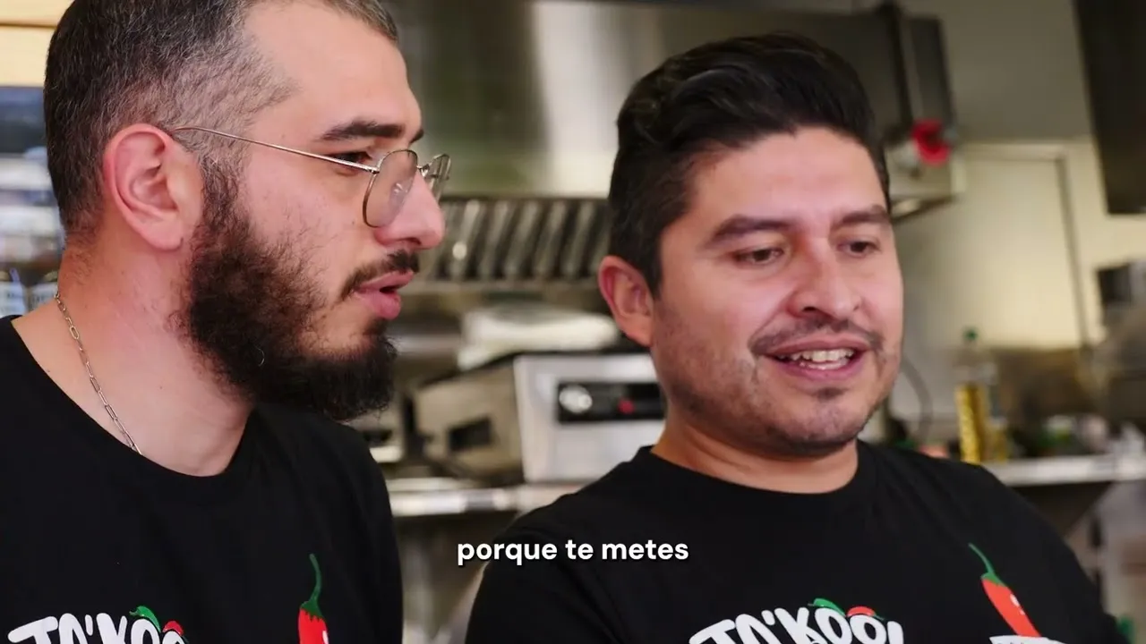 Dos integrantes de Takool en la cocina del restaurante