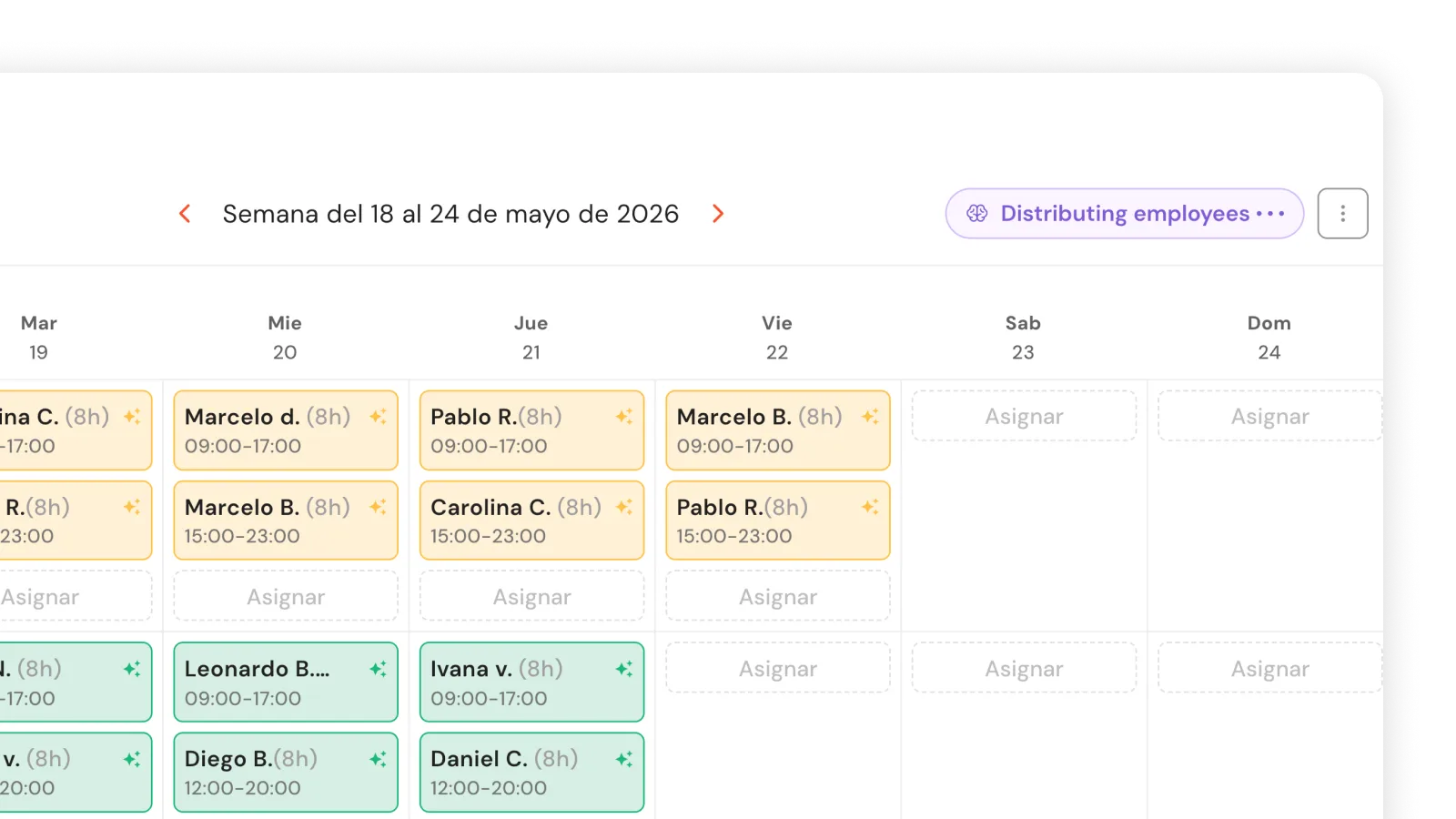 Pantalla de autoasignación con IA generando turnos y notas de razonamiento por cada asignación