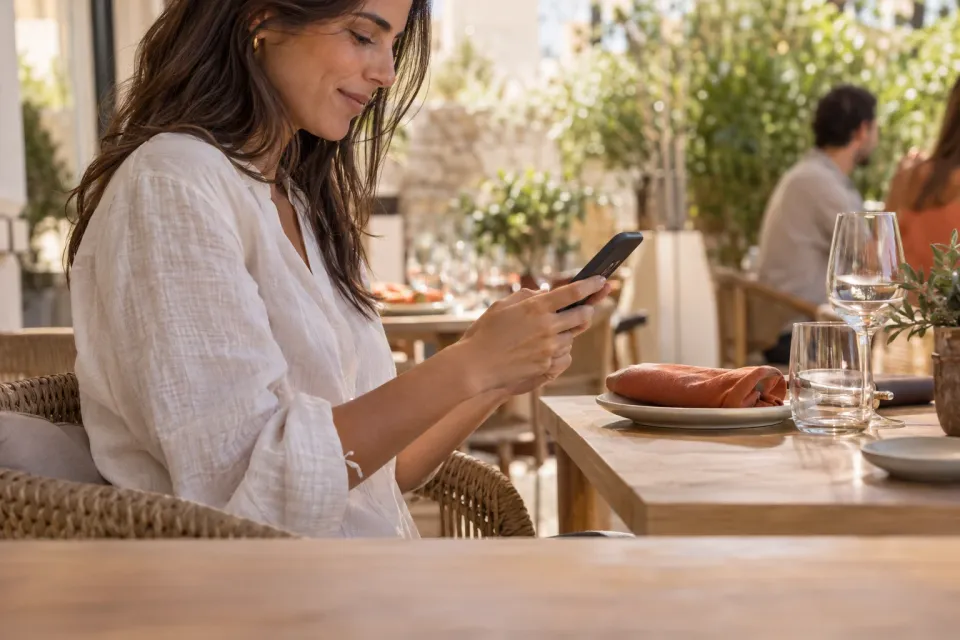 Ilustración de whatsapp en un restaurante
